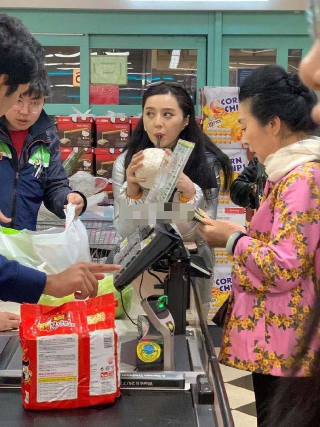 范冰冰彻底放飞自我？和妈妈购物被偶遇，脸变圆嘴里压根就没停过