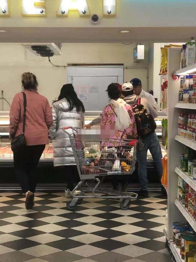 范冰冰彻底放飞自我？和妈妈购物被偶遇，脸变圆嘴里压根就没停过