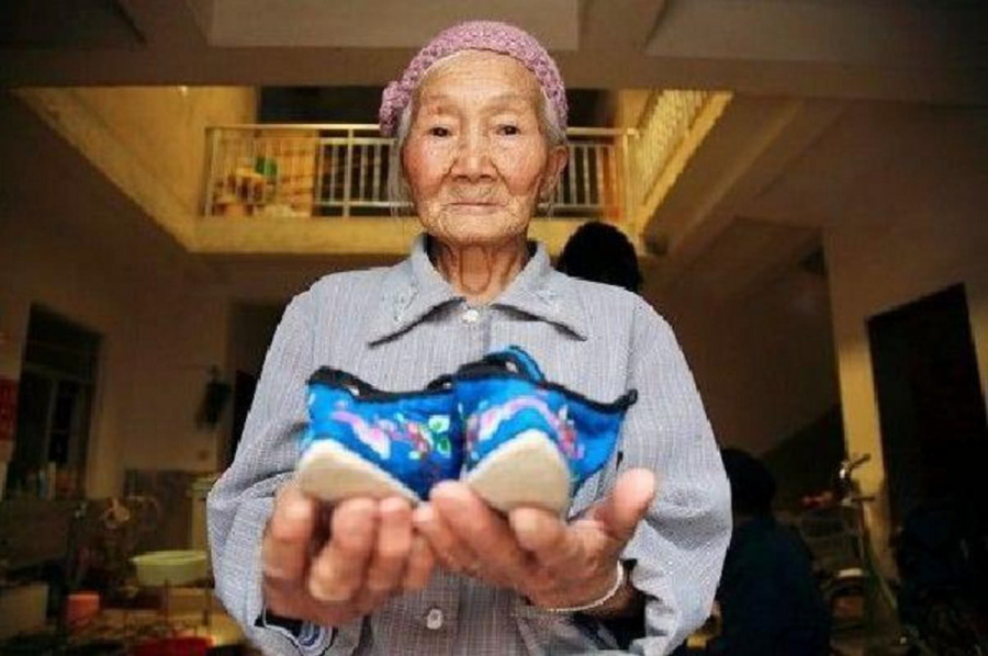 最后一批小脚老人,不想出生在缠足的年代,根据男性喜好改变身体