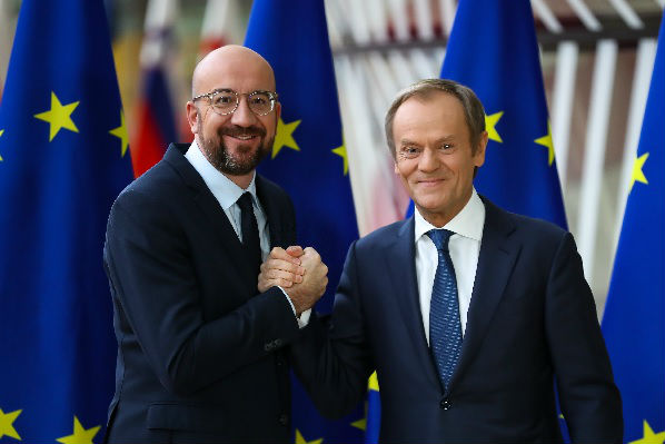 11月29日，在比利时布鲁塞尔的欧盟总部，时任欧洲理事会主席图斯克（右）与新当选的欧洲理事会主席米歇尔在交接仪式上握手。