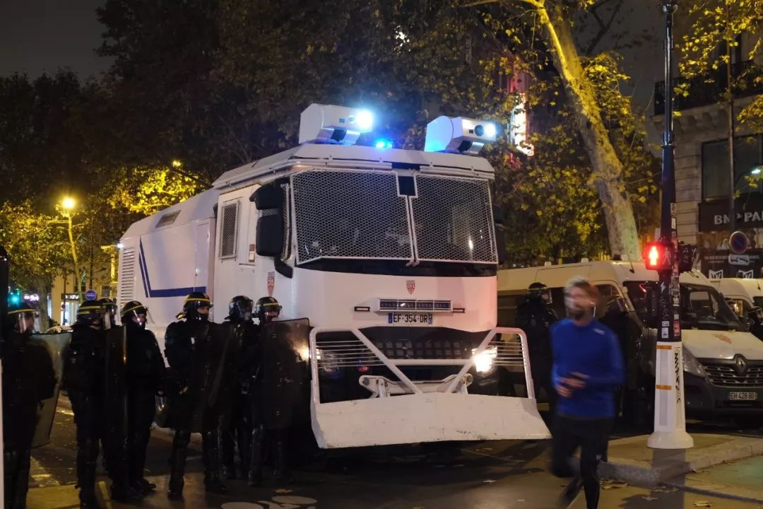  在巴黎，当天6000警察严阵以待。