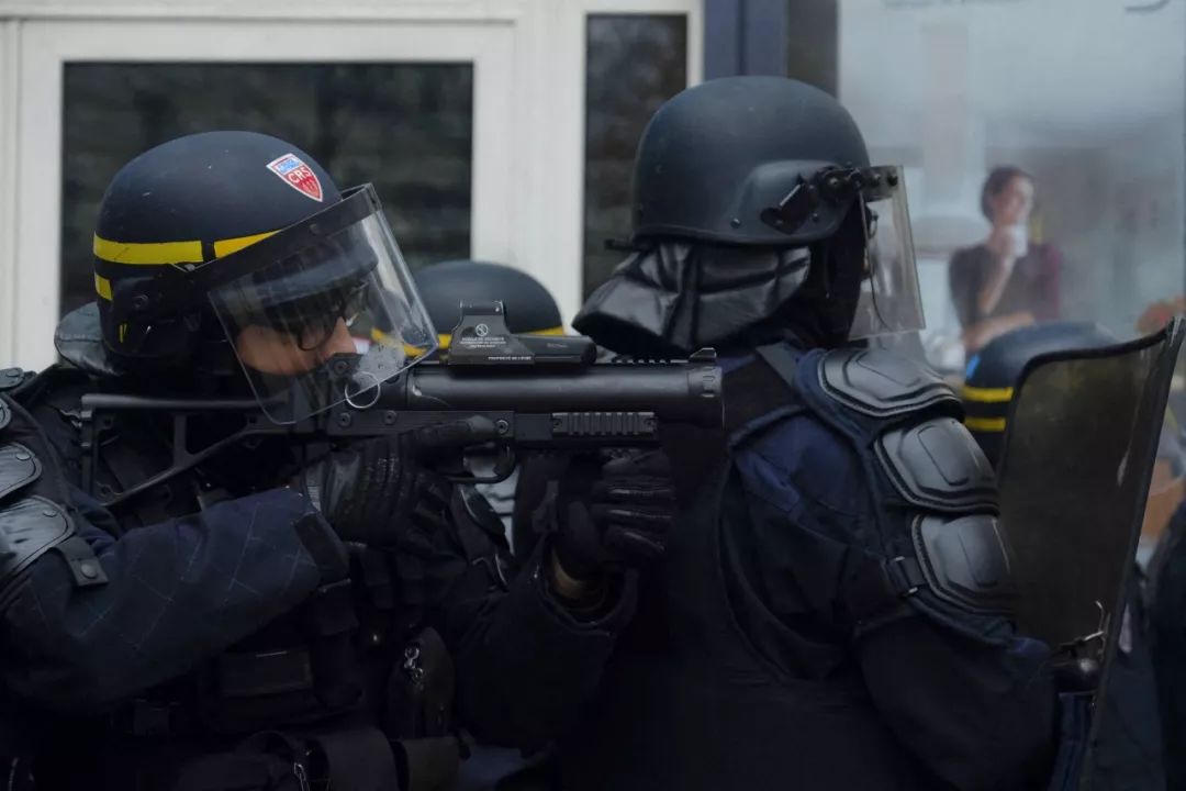  12月5日，法国防暴警察。图源：东方IC
