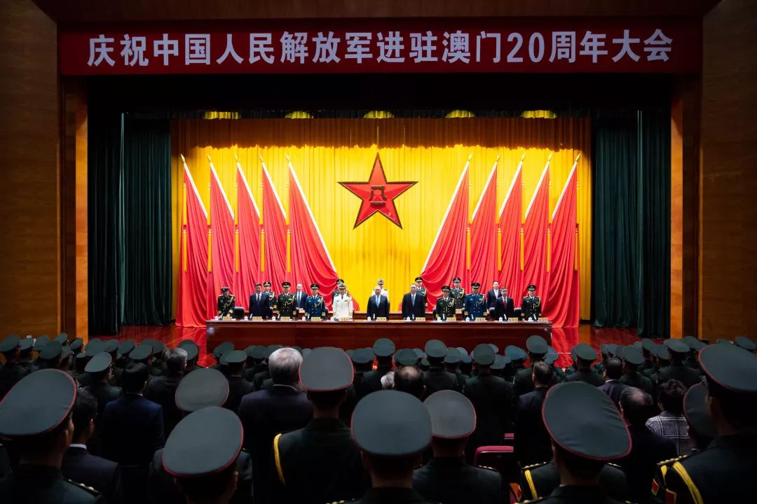 12月6日，庆祝中国人民解放军进驻澳门20周年大会，在驻澳门部队氹仔军营礼堂举行。新华社记者 张金加 摄