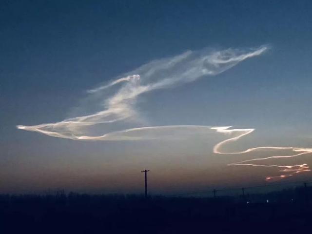 北京"火箭云"刷屏朋友圈 还有网友拍到了ufo?