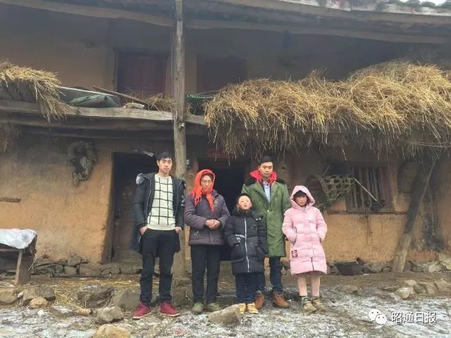 2018年1月12日，王福满（左三）和他的家人在他们的老房子前。新华社记者林碧锋摄