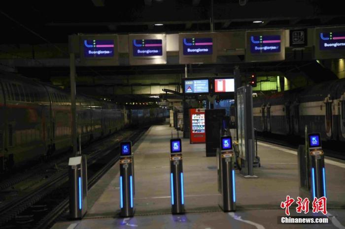 当地时间12月6日，法国大罢工持续进行。在巴黎蒙帕纳斯火车站，大批列车停运，站台空无一人。6日晚公布的数据显示，有高达87.2%的法国火车司机当天罢工。中新社记者 李洋 摄