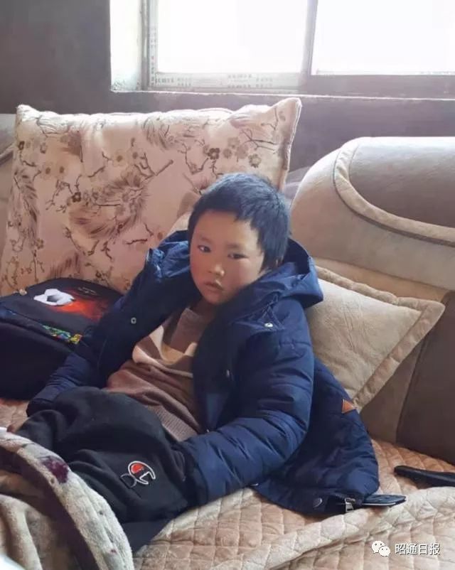 王福满坐在他家新房子里的沙发上。王刚奎供图