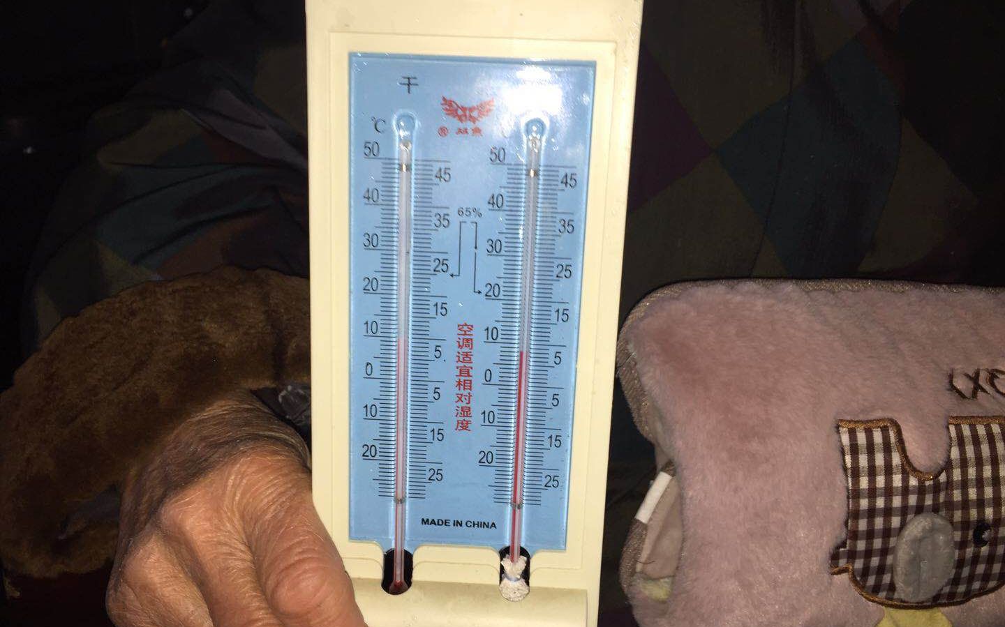 受访者供图当天11点37分,张爷爷家的温度计显示气温仅为6℃