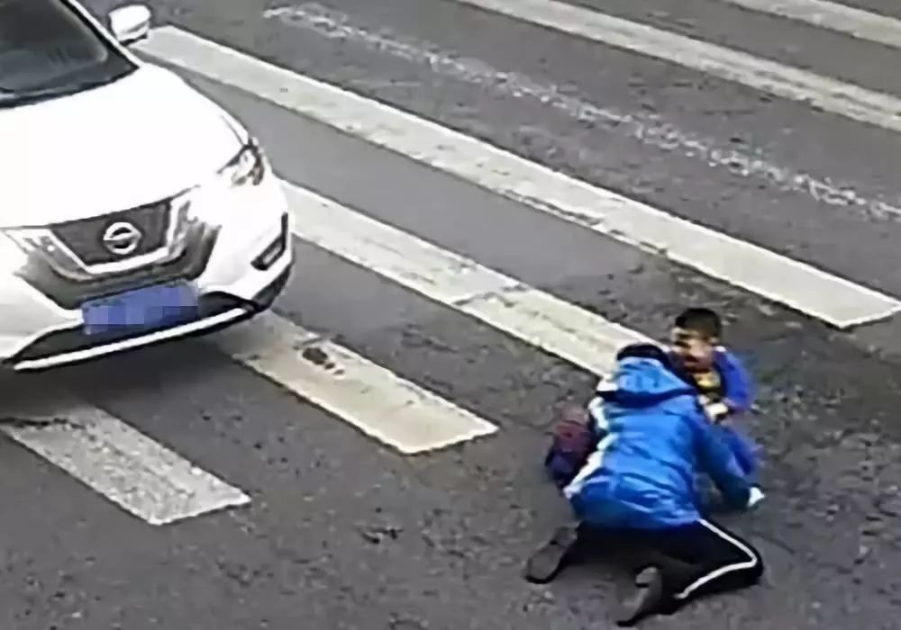 母子俩斑马线上被撞倒 小男孩一个动作令人动容