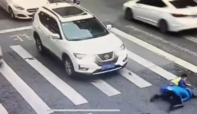 母子俩斑马线上被撞倒 小男孩一个动作令人动容