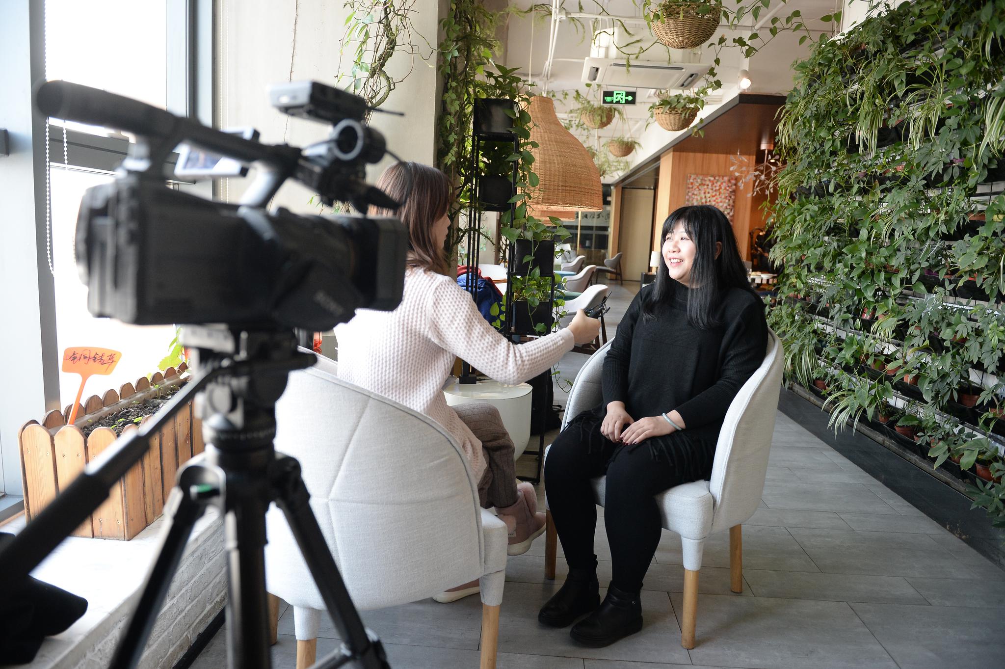 乔碧萝首次露脸采访现在胖了等减肥瘦下去依旧是好看的