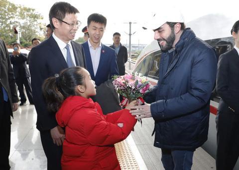  萨尔瓦多总统（右一）乘坐中国高铁从北京抵达上海。新华社记者高峰摄