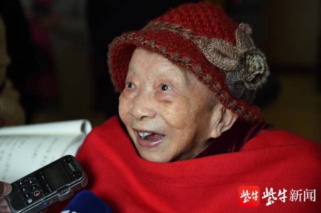 【原创视频】"两百岁"的见面两位中国第一代女话务员老姐妹同贺百岁