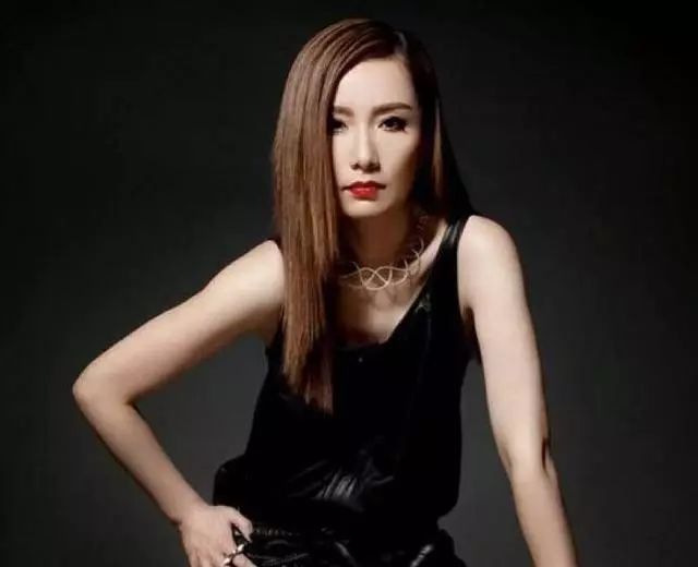 tvb最强闺蜜团大姐大晒性感泳装照 与老公相爱二十余年仍恩爱如初|tvb