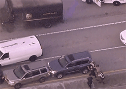 警员借助私家车作为掩体，向卡车射击 视频截图