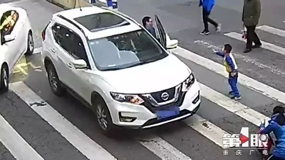 母子俩斑马线上被撞倒 小男孩一个动作令人动容