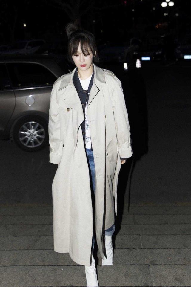 杨紫越来越有女神范白色卫衣搭配黑色走机场马丁靴最帅气