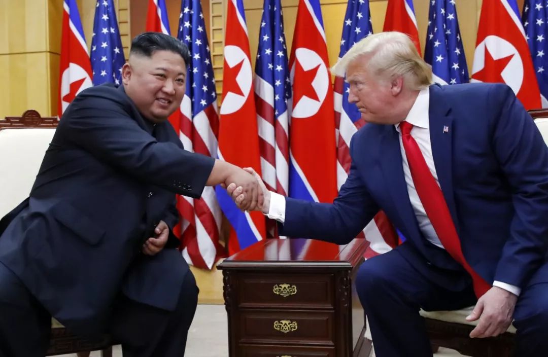 2019年6月30日，美国总统特朗普与朝鲜最高领导人金正恩在板门店韩方一侧“自由之家”举行会谈。新华社/纽西斯通讯社