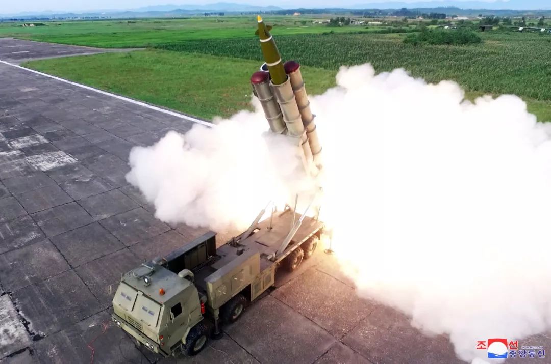 朝中社2019年8月25日提供的照片显示，朝鲜24日试射新开发的超大型火箭炮。新华社/朝中社