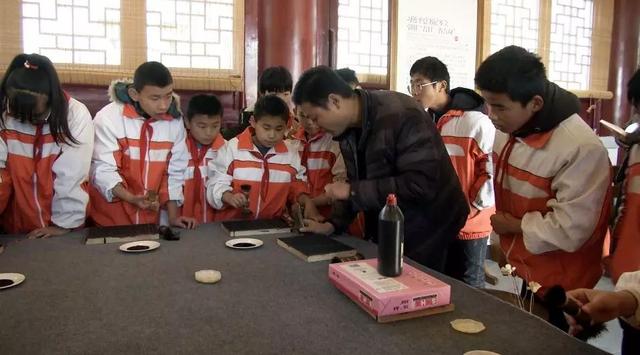 嘉祥县"牵手关爱 感受城市"走进大学书院活动举办