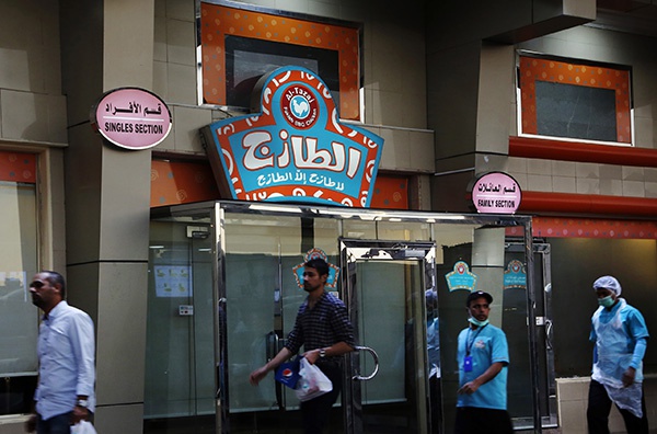  沙特街头的餐馆设有“单身”与“家庭”两个进出口   IC 图