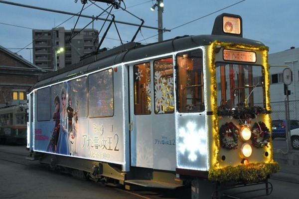 日本广岛推出《冰雪奇缘2》涂装圣诞电车