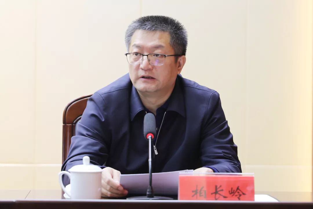 市委常委,组织部长柏长岭宣读有关任免决定.
