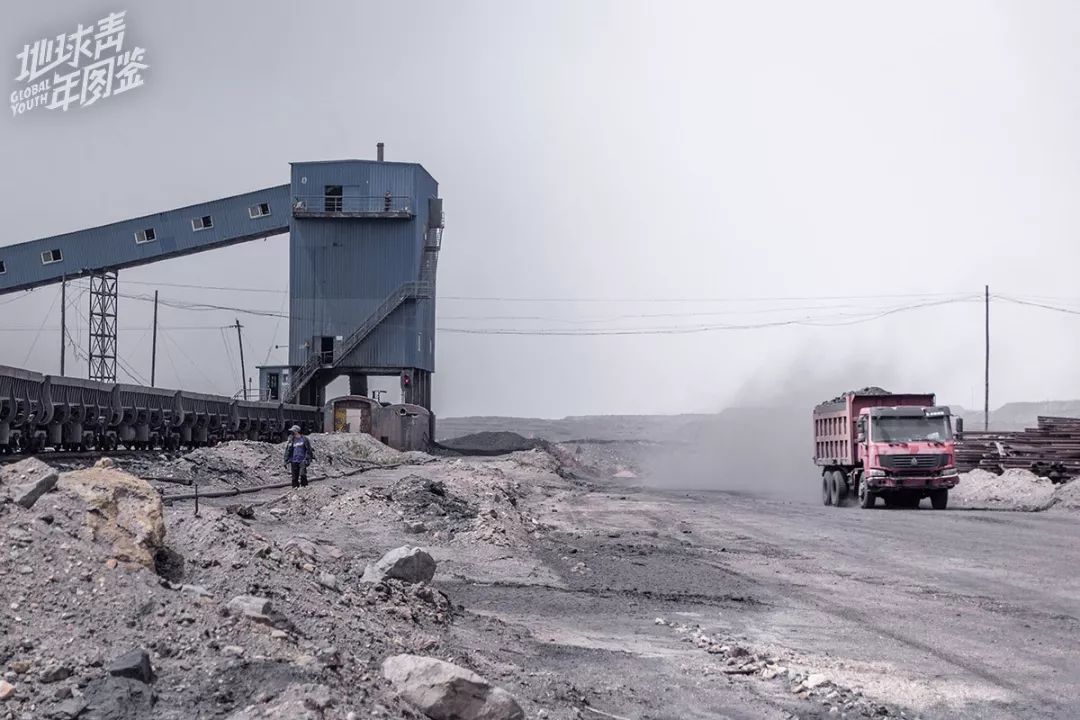 从北京到三道岭,将近四千公里,坐火车的话最快也要三十个小时.