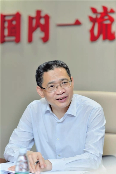 人民日报社副总编辑方江山字字皆心血,行行透艰辛.