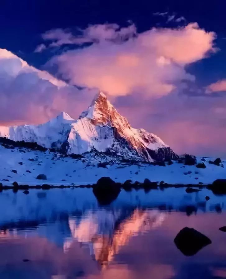 四姑娘山主峰幺妹峰倒影 摄影 大川健三