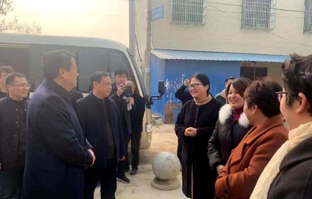 南阳市卧龙区委书记高贤信调研农村教育工作