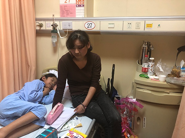 小雅和妈妈在病床上 本文图片均为广州医科大学附属第一医院供图