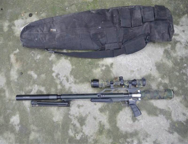 9月25日,民警对卢某进行突查,在其家中起获仿秃鹰气步枪1支及钢珠等