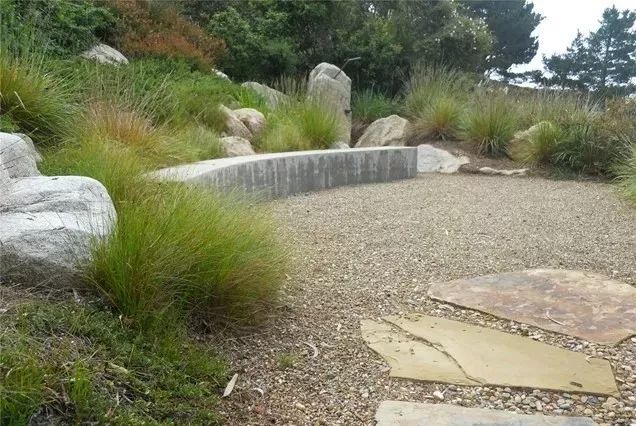 做成浮雕,然后做彩绘,从而对挡土墙进行修饰,使之具有强烈的艺术效果