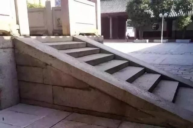 两边有两条长长的垂条石的,叫做"垂带踏跺",一般是身份地位高一些的