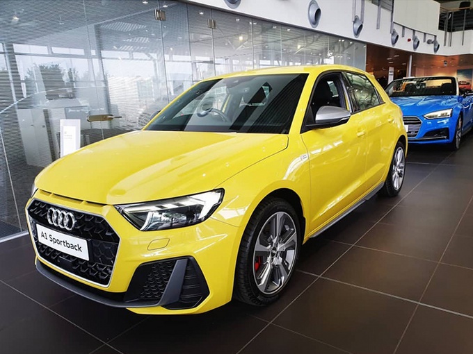 奥迪全新小型车进店实拍,颜值没得挑,有人指着前脸问是a4吗