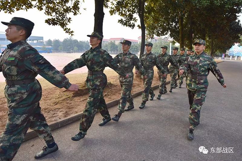 已经退伍,为啥这个"东风快递"老兵还没走?