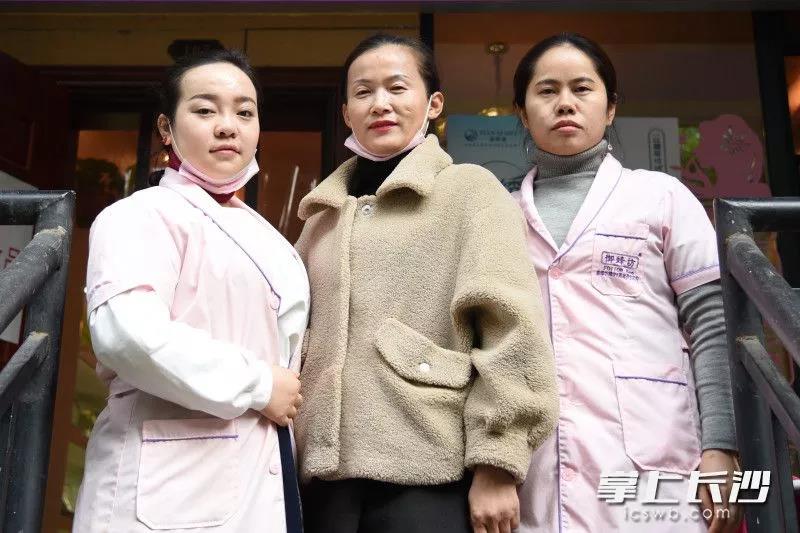 参与救人和帮忙救火的美容院工作人员刘女士(中)、黄女士(左)和阳女士。