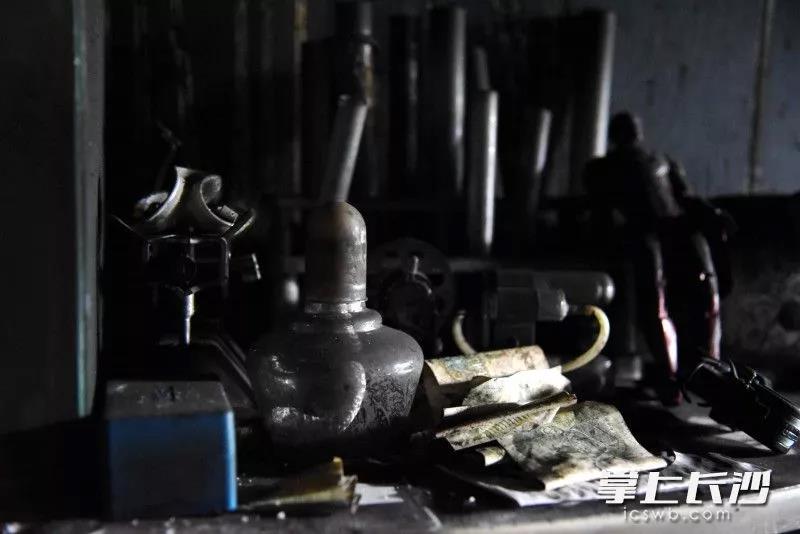 明明家的一间卧室内,仍有酒精灯、试管等实验用品。