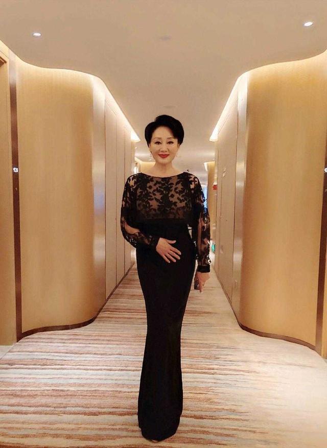 57岁王姬仍然风韵犹存!一袭黑色蕾丝晚礼服亮相,短发造型显气质