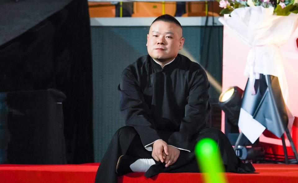 为了这次新节目,岳云鹏和搭档孙越还专门订做了一身新的大褂,可见小岳