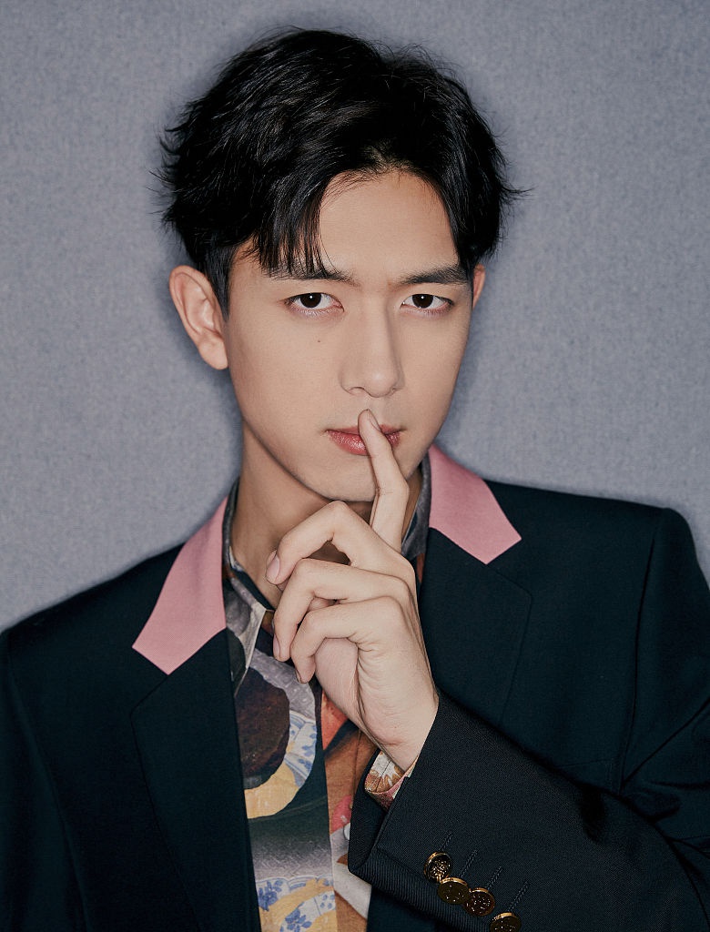 李现穿粉领西装搭配花衬衫帅气迷人眼睛魅惑传神男人味爆表