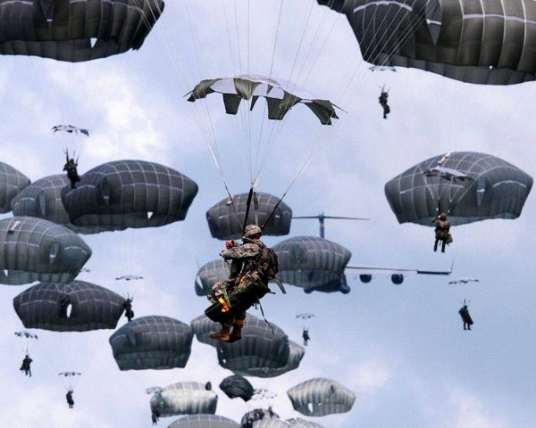 资料图片：美军第82空降师进行空降演练。（美国防部官网）