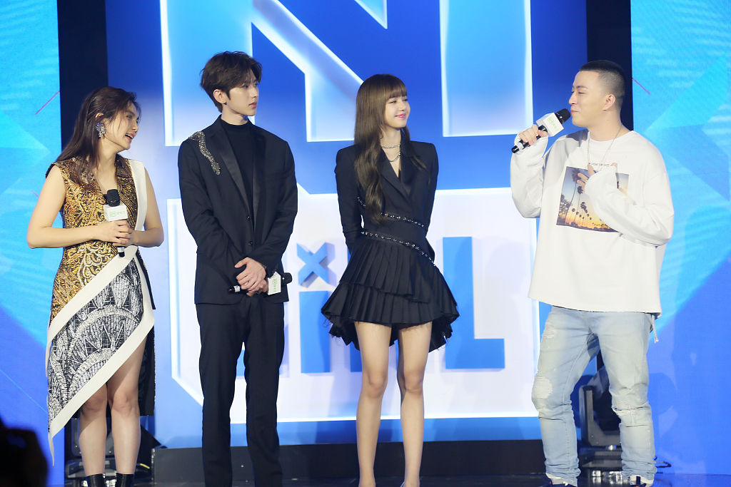 神仙组合!蔡徐坤,lisa同框太养眼 长腿cp这身材必须服