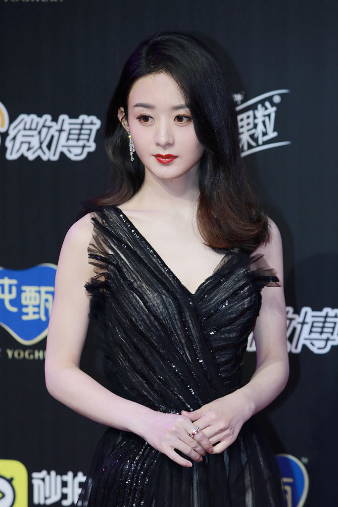 赵丽颖黑纱裙开深v束蛮腰身材似少女 回顾2019低调秀幸福