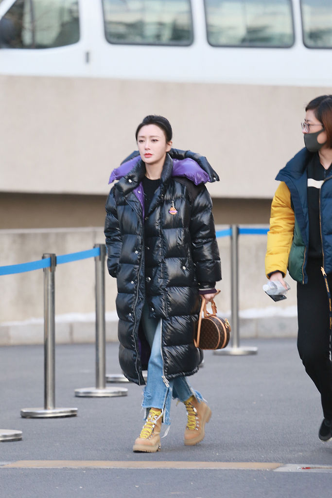 可美可飒!秦岚亮相央视春晚首次联排 扎马尾涂红唇造型清新