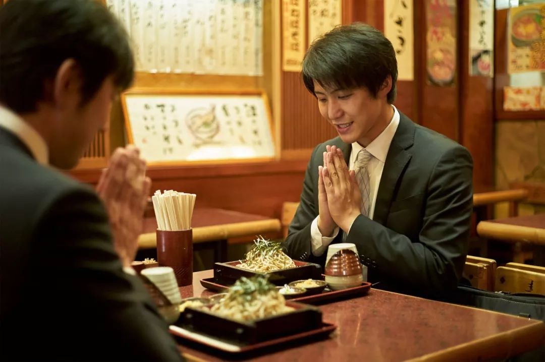 如果有过跟日本人一起吃饭的经历,会发现他们的确和日剧里一样充满