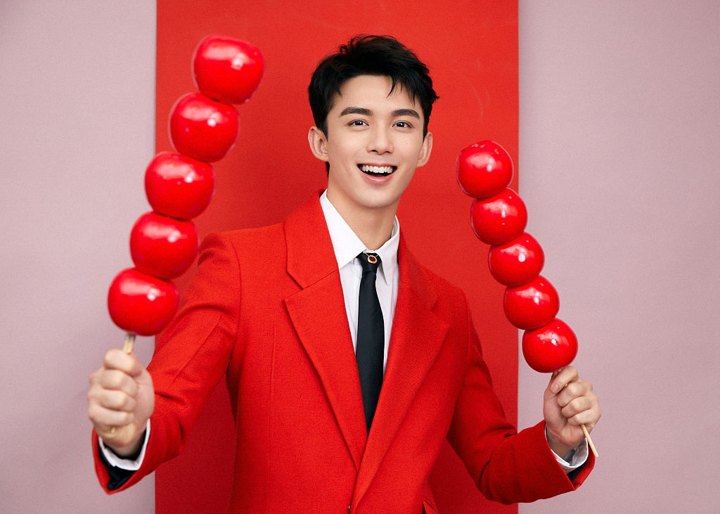 吴磊二登央视春晚秀魔术引收视高峰 红衣拜年颜值逆天_高清图集_新浪