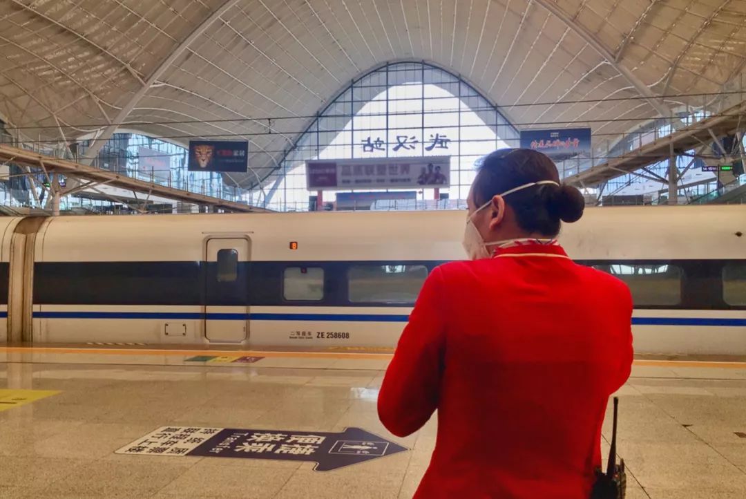 车站空无一人,除了乘务员的背影.