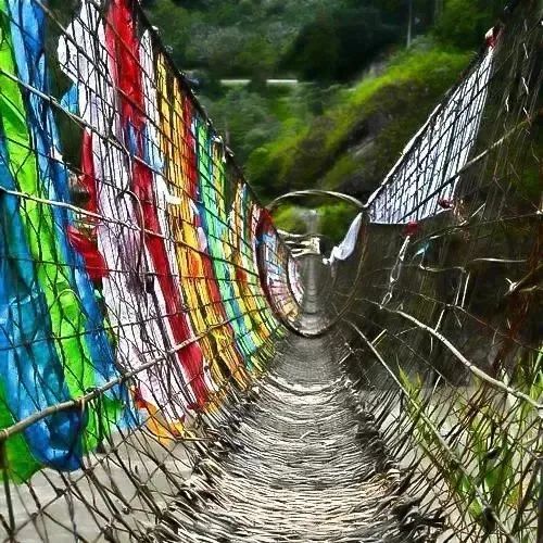 网桥因藤条材质限制上设桥面供人通行以粗细不等的藤索连接的桥▲步行